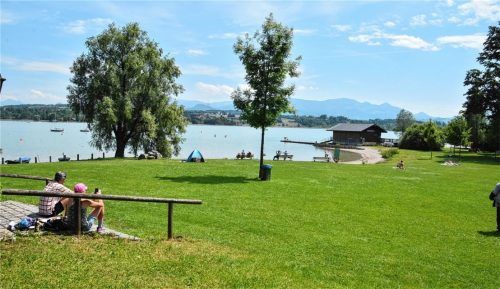 Freier Blick: Auf den Parkplätzen der Badeplätze in Stephanskirchen am Simssee dürfen seit diesem Jahr keine Wohnmobile mehr parken. Es gab zu viel Ärger. Foto  Schlecker