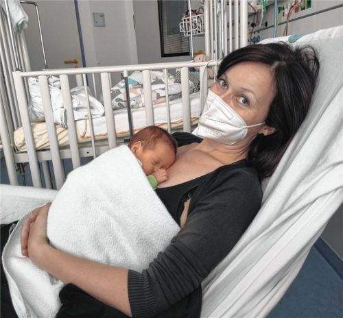 Frühstarter Pepe mit seiner glücklichen Mama Rommy Stock: Zwei Monate verbrachten sie im Romed-Klinikum Rosenheim. Foto simeth