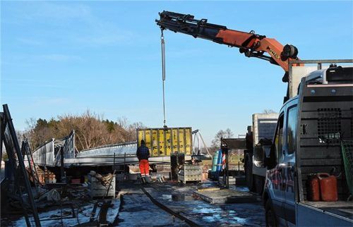 Für die Katz? Die Behelfsbrücke bei Raubling – hier ein Bild beim Einschub des Bauwerks – muss möglicherweise abgerissen und neu aufgebaut werden. Foto Ruprecht