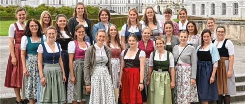 Für ihre Leistungen geehrt:  (vorne, von links) Josefa Weibhauser (Inzell), Martina Unterreitmeier (Velden), Elisabeth Liegl (Söchtenau), Veronika Orterer (Antdorf), Monika Breier (Huglfing) und Maria Winner (Eching); Zweite Reihe: (von links) Magdalena Meier (Gars), Anna Bachmeier (Rohrdorf), Maria Hartl (Halfing), Silvia Altmann (Dorfen), Veronika Bergmeister (Eglfing), Veronika Hofbauer (Landshut) und Elisabeth Posch (Schechen); Dritte Reihe: (von links) Anna Baumann (Bad Aibling), Schulleiterin Anna Bruckmeier, Anna Hutterer (Frauenneuharting), Rosalie Huber (Prien), Andrea Roß (Mettenheim), Helene Jurka (Maisach), Monika Schmid (Ebersbach), Heidi Speer (Rottenbuch), Franziska Ballauf (Hohenbrunn) und Elisabeth Patzelt (Schwabhausen). Foto Landwirtschaftsschule