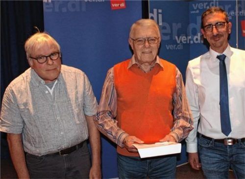 Für langjährige Mitgliedschaft ehrte (von links) Ortsvorsitzender Christoph Bensch-Andrae den seit 70 Jahren treuen Helmut Herr gemeinsam mit dem stellvertretenden Landesbezirksleiter für Bayern, Sinan Öztürk (rechts).Foto Verdi