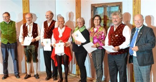 Für viele Jahre aktiver und engagierter Theater- und Bühnentätigkeit beim Amateurtheater wurden (von rechts) von Sepp Käser, dem oberbayerischen Bezirksvorsitzenden im Verband Bayerischer Amateurtheater, Hans Flötzinger, Rosemarie Wiesböck, Ingrid Kaindl, Monika Rechl, Herbert Biedermann und Konrad Gubisch geehrt, links daneben der Moderator des Abends, Amerangs Altbürgermeister Augustin Voit.