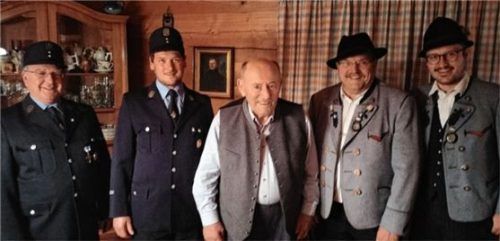 Geburtstagsgäste: (links) Alfred Vodermaier und Michael Ramsl, die Vorsitzenden der Feuerwehr Wildenwart, Jubilar Ulrich Fischer sowie Peter Voggenauer und Helmut Freund, die Vorsitzenden des Trachtenvereins Wildenwart.Foto Rehberg