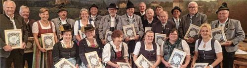 Geehrte Vereinsmitglieder: (stehend, von links) Siegfried Milkreiter (60 Jahre), Josef Liedl senior (40), Renate Liedl (40), Stefan Maier junior (40), Gertrud Huber (40), Johann Hamberger (40), Andreas Mack (25), Dieter Katzer (50), Heinrich Gabriel (25), Manfred Antretter (60), Peter Seidl (25), Josef Pauker (40), Vorsitzender Stefan Jenuwein, Rudolf Zehentner (40), Sebastian Sandbichler senior (50) sowie (sitzend, von links) Veronika Unterseher (25), Andrea Weber (25), Anneliese Kloo (40), Katharina Salminger (40), Liselotte Sandbichler (40), Christine Mayer (40).Foto unterseher