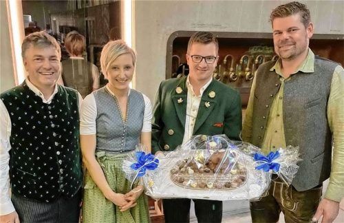 Glückwünsche zum Jubiläum: (von links) Raphael Röckenwagner, Sandra Wierer und Donat Fischer gratulieren dem Vorsitzenden Thomas Reitmaier zum Jubiläum.Foto Hötzelsperger