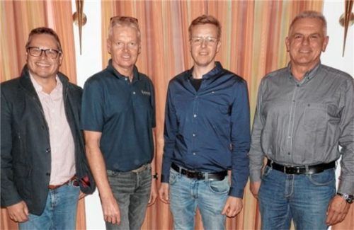 Gratulation: (von links) Markus Saller von der Kreishandwerkerschaft und Betriebsinhaber Michael Hager sowie Obermeister Anton Hudlberger (rechts) beglückwünschten den neuen Stellvertreter Thomas Vorwallner. Foto Maier