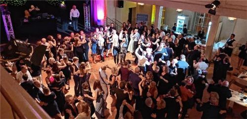 Große Beteiligung bei der Bachata-Rueda mit Trainer Roberto Fasiello.Foto re