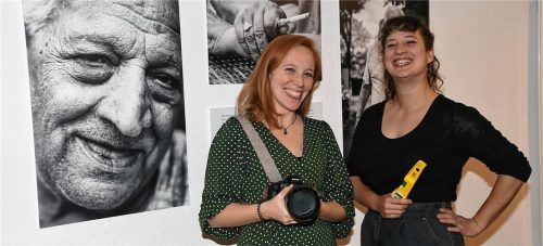 Haben gemeinsam an einer Fotoausstellung gearbeitet: Dramaturgin Anna Grude (rechts) und die Fotografin Debora Mergler. Fotos Schlecker