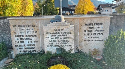 Hermann Kriebels Grabmal in Aschau. Foto Dirk Walter