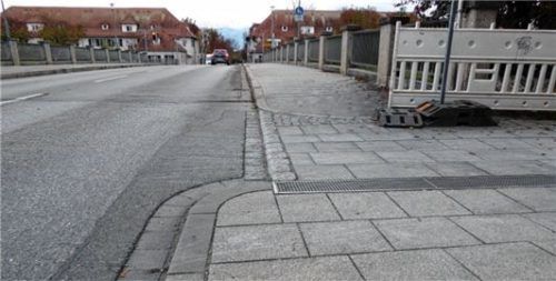 Hier im Bereich der Brücke über die Mangfall wurden die Bordsteine bereits abgeschliffen.
