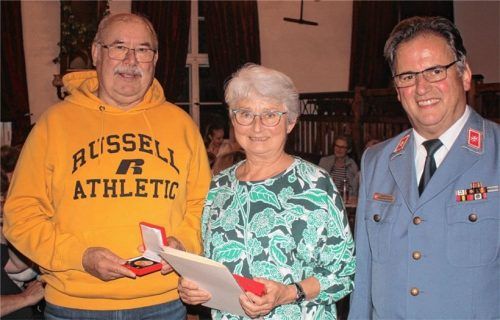 Hohe Auszeichnung für Hans-Walter und Cornelia Huber aus Übersee: Ihnen überreichte Malteser-Kreisbeauftragter Max Rauecker (rechts) die Verdienstplakette in Gold für langjährige Verdienste im Ehrenamt. Foto Volk