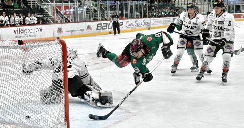 Im Flug zur 1:0-Führung: Stefan Reiter setzte sich energisch durch, umspielte Passaus Keeper und schob den Puck über die Linie. Foto Hans-Jürgen Ziegler