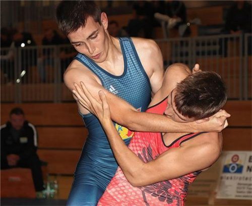 Im Hinkampf tadellos: TVT-Ringer Justin Flemmer (rechts), der sich gegen den Berchtesgadener Thomas Brandner zweimal durchsetzen konnte.Foto Andreas Wittenzellner