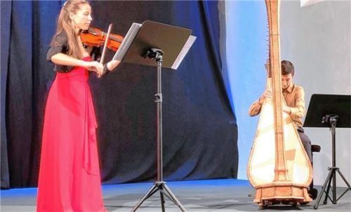 Im Kulturforum Klosterkirche in Traunstein spielten Constanze Germann-Bauer an der Violine und der Harfenist Johann Niedermaier. Foto Giesen