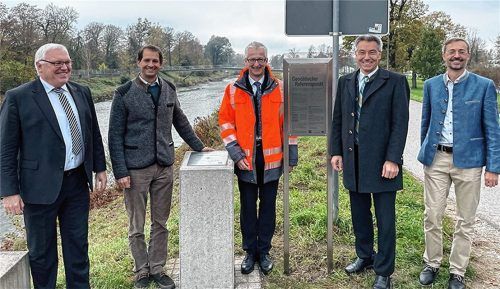 Im Mangfallpark-Nord wurde die neuste Sehenswürdigkeit der Stadt eingeweiht: der geodätische Referenzpunkt. Dabei waren (von links) Ferdinand Roßmeier, Vizepräsident des Landesamts für Digitalisierung, Breitband und Vermessung, Oberbürgermeister Andreas März, Falk Brem, Leiter des Rosenheimer Vermessungsamts, Landrat Otto Lederer und Dr. Tobias Hafner, Leiter des Wasserwirtschaftsamts. Fotos Baumeister