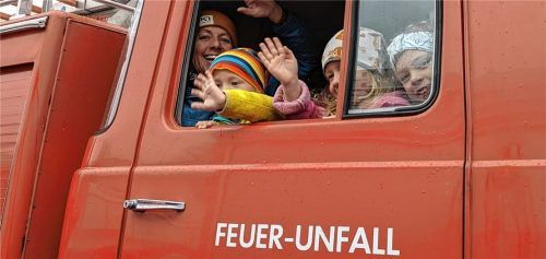 In einem alten Einsatzwagen mitfahren – das war ein Riesenspaß, nicht nur für die kleinen Feuerwehrfans.Fotos Hoffmann