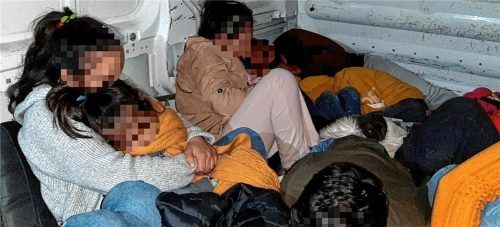 In Transportern versuchen die Schleuser, Menschen über die Grenze zu bringen. Rainer Scharf erinnert sich an einen erst kürzlich geschehenen Fall, als mehrere Menschen auf der Ladefläche eines Transporters aufgefunden wurden (unser Bild). Foto Bundespolizei
