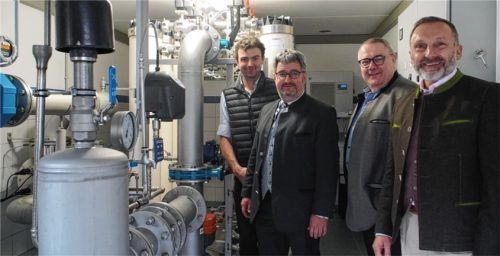 Inbetriebnahme der Ultrafiltrationsanlage: (von links) Wassermeister Martin Antretter, Flintsbachs Bürgermeister Stefan Lederwascher, Rüdiger Langanke vom Wasserbeschaffungsverband Degerndorf und Raublings Bürgermeister Olaf Kalsperger. Foto sönmez