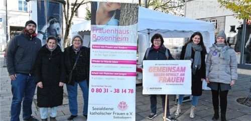 Informieren über die Situation der Frauen: (von links) Simon Tica, Johanna Ender, Veronika Keßler, Karin Gack, Hannah Peter und Ramona Zuschke.Foto Schlecker