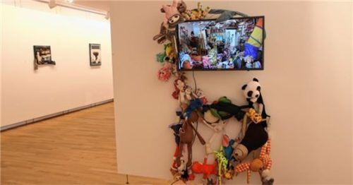 Installation aus Kuscheltieren: Ergül Cengizs lässt Realität und Fiktion im Zeitraffer verschwimmen. Fotos Benekam