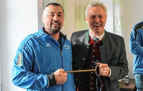 Johann Bauer von der Faschingsgilde (links) nimmt von Bürgermeister Rudolf Leitmannstetter den symbolischen Rathausschlüssel entgegen.Foto Heinz