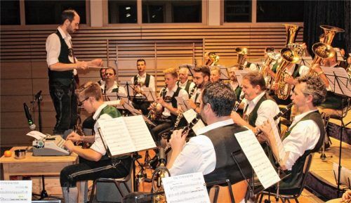Jungschlagzeuger Sebastian Gasteiger nutzte eine Schreibmaschine als Musikinstrument. Michael Mayer dirigierte die Auer Musi. Foto Strim