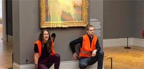 Klimaaktivisten der Protestgruppe „Letzte Generation“ bewarfen das Gemälde „Getreideschober“ von Claude Monet im Potsdamer Museum Barberini mit Kartoffelbrei. Foto dpa