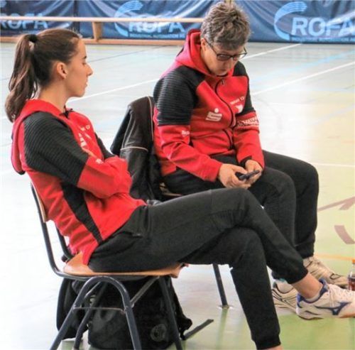 Krisztina Toth (rechts) sitzt am Sonntag als Coach auf der Kommandobrücke und kann dabei auch auf Laura Tiefenbrunner zurückgreifen.Foto Gerhard Erlich