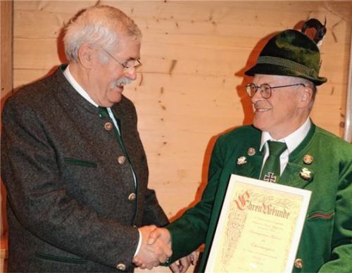 KSK-Vorsitzender Bernd Wagner (links) ernennt den langjährigen Kassier Konrad Baumgartner zum Ehrenmitglied. Foto rehberg