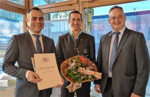 Kurdirektor Peter Helfmeyer (Mitte) erhielt eine Urkunde und ein Geschenk von Bürgermeister Alois Loferer (links) und Geschäftsleiter Martin Mühlnickel. Foto ammelburger
