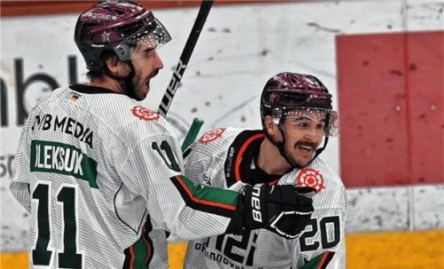 Manuel Strodel (rechts) feiert mit Travis Oleksuk seinen Treffer gegen Höchstadt. Foto Hans-Jürgen Ziegler
