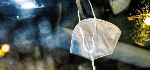 Maske runter: Eine Befreiung von der Maskenpflicht, mutmaßlich ohne Untersuchung des Patienten ausgestellt, beschäftigte das Amtsgericht Rosenheim.Foto DPA