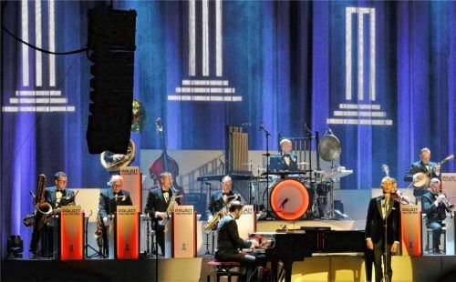 Max Raabe mit seinem fabelhaften Palastorchester.Foto  Janka