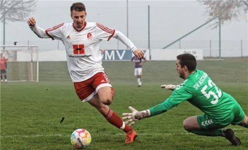 Mehrings Christoph Popp wird vom Aschauer Torhüter Max Hopf zu Fall gebracht. Foto Zucker