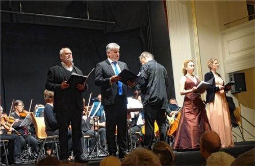Mit dem Orchester auf der Bühne: (von links) George Vincent Humphrey (Tenor), Michael Doumas (Bass), Dirigent Georg Hermansdorfer, Kayo Hashimoto und Sieglinde Zehetbauer (Sopran). Foto Füchtner