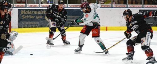 Mit diesem Schuss erzielte Lukas Laub sein erstes Punktspieltor für die Starbulls. Er traf zum zwischenzeitlichen 2:0 für die Rosenheimer. Foto  Michael Sigl