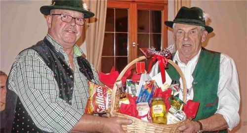 Mit einem Geschenkkorb dankte der neue Vorsitzende Andreas Willmann (links) Jakob Steiner für 20 Jahre Vorsitz beim Musikförderverein. Foto Hötzelsperger