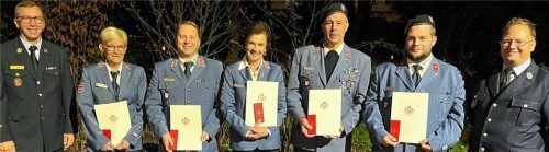 Mit einer Medaille des Souveränen Malteserordens wurden ausgezeichnet: (von links) Mario Zimmermann von der Feuerwehr Stadt Rosenheim, Malteser Gruppenführerin Petra Gruber, Stadt- und Kreisgeschäftsführer Ernst Schütz, Malteser Diözesanleiterin und Beauftragte in Rosenheim, Stephanie Freifrau von Freyberg, Truppführer Andy Lukas, der Leiter der Einsatzdienste Kevin Braun und Josef Maier von der Feuerwehr Stadt Rosenheim. Foto Malteser