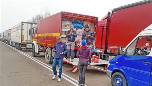 Mit einer Spendenlieferung aus der Region auf dem Weg in die Urkaine. Die Helfer müssen an der Grenze warten. Foto Helferkreis