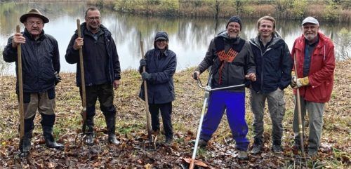 Mit Rechen und Heugabeln gingen (von links) Konrad Aubreville, Klaus Dehler, Katharina Meidinger, Michael und Paul Werner sowie Michael Krämer an die Arbeit. Foto RE