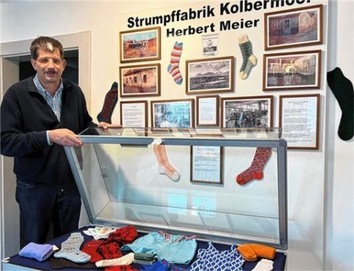 Museums-Leiter Stefan Reischl hat im Heimat- und Industriemuseum Kolbermoor zahlreiche Erinnerungsstücke an die Strumpffabrik gesammelt und ausgestellt.
