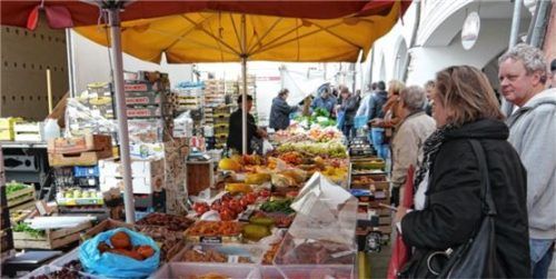 Neben frischem Obst gehören auch getrocknete Kiwis, Aprikosen und Mangos in Hülle und Fülle zum Angebot. Foto wag