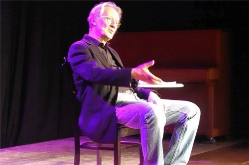 Nur selten hielt des Holger Paetz während seines Auftritts auf seinem Stuhl. Foto Wunsam