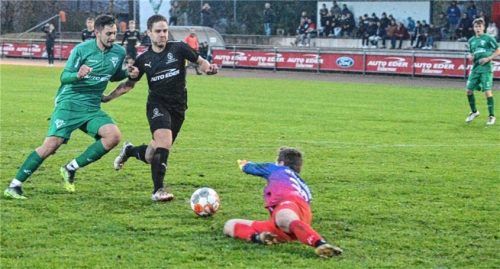 Ostermünchens Torschütze Julian Reisner wurde in dieser Szene von SBR-Keeper MoritzLöwe gestoppt. Foto Franz Ruprecht