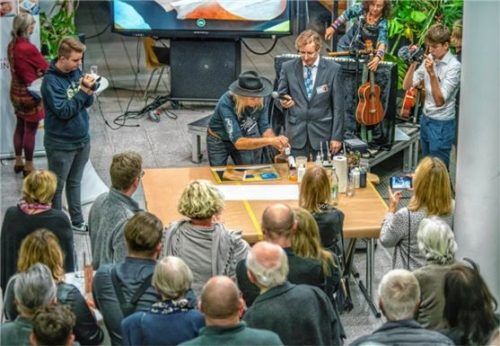 Per Live-Kamera wurde die Malaktion auf die Großbildleinwand übertragen. Foto Füchtner