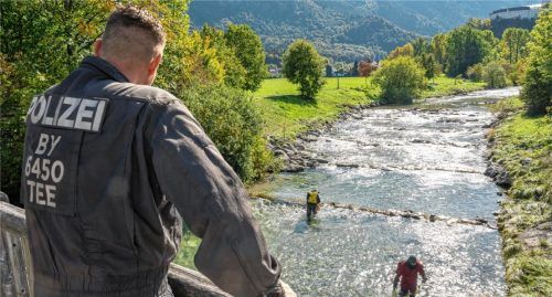 Polizeitaucher suchten nach dem Gewaltverbrechen an Hanna W. das Flussbett der Prien nach Spuren ab.Fotos DPA (2)