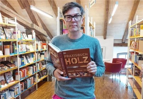 Ralph Caspers stellt Grundschülern sein neues Buch vor.