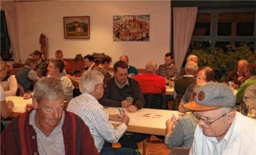Rauchende Köpfe: Fünf Dutzend Spieler – darunter viele junge Leute – kämpften um den Sieg beim Wildenwarter Schafkopfturnier. Foto rehberg