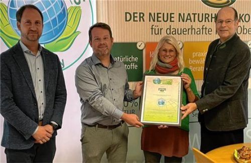 Riederings Bürgermeister Christoph Vodermaier (von links) besuchte Michael und Therese Kastenhuber zur Award-Übergabe, die Norbert Lux von Green Brands Germany vornahm. Foto kirchner