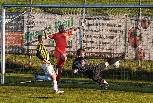 Riesenchance für den SV Ostermünchen durch Christian Dirscherl, der aber die Führung im Heimspiel gegen Moosinning verpasst.Foto Dirk Habermann